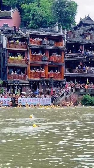 2025新澳门彩历史记录和凤凰古城百人抢鸭子与凤凰古城百人抢鸭子是真的吗